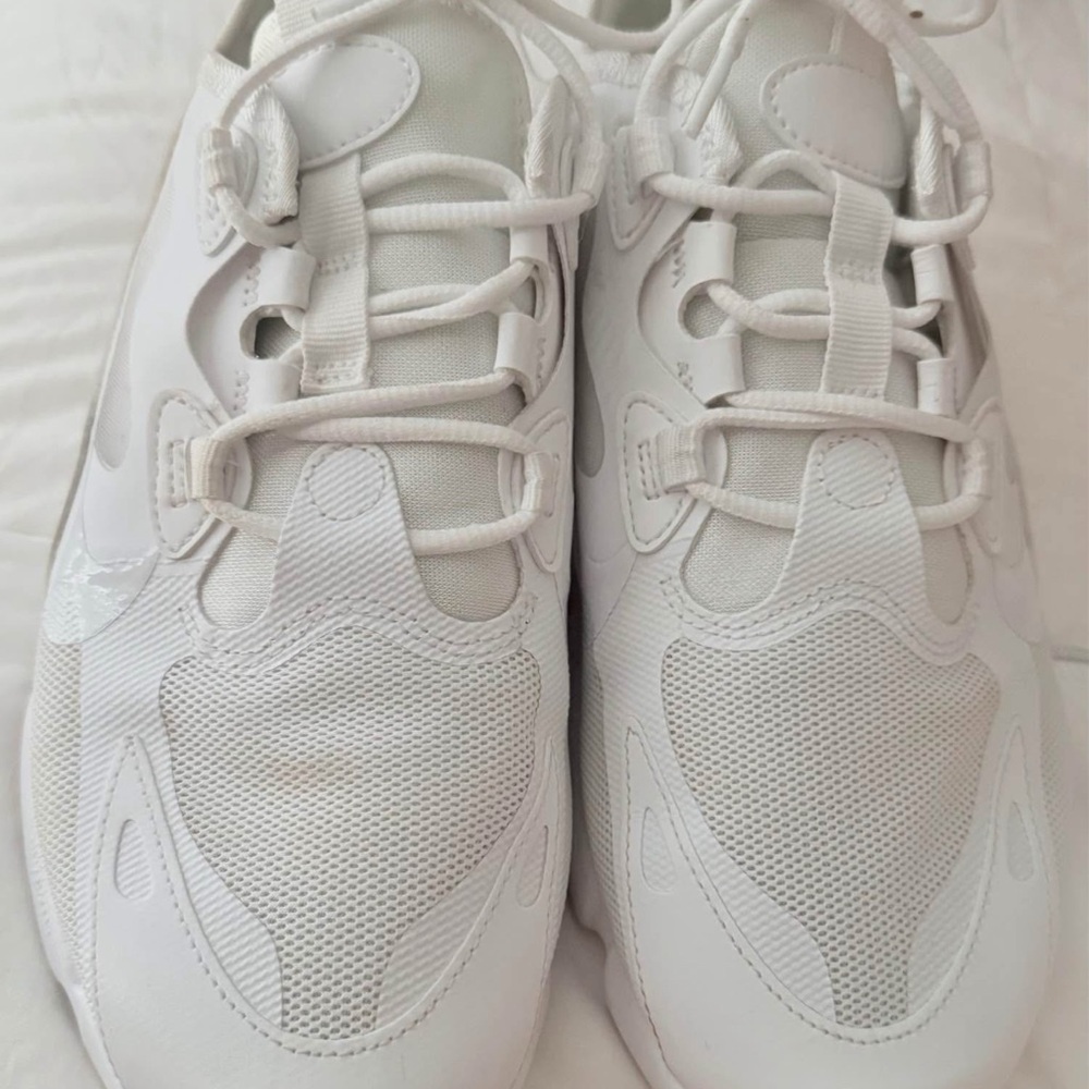 Nike White Athletic Shoes with Modern Design and Breathable Material
